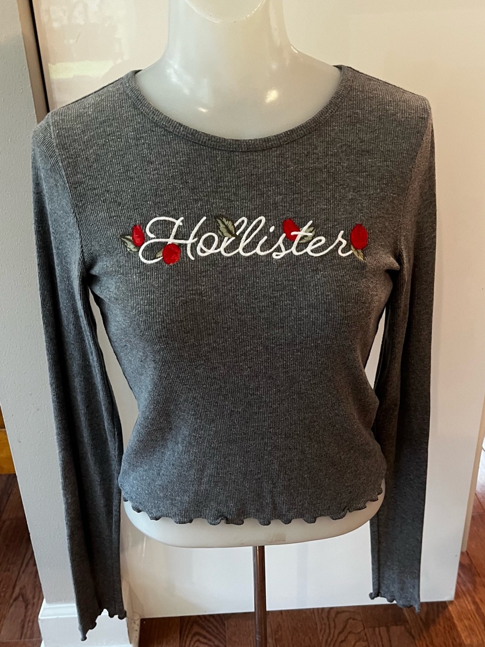 Hollister Charcoal Ribbed Long-Sleeve Tee with Red Rose Embroidery size M